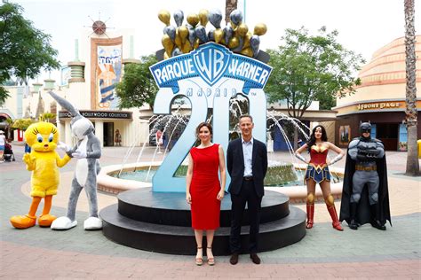 Wonder Woman Ayuso Celebra El 20 Aniversario Del Parque Warner Chic