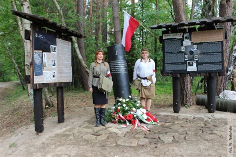 Ods Oni Cie Pomnika Na Historycznym Polu Zrzutowym Ak Paszkot