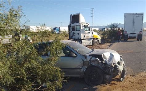 Accidente Entre Tráiler Y Automóvil En Juárez Deja A Tres Personas Lesionadas El Heraldo De