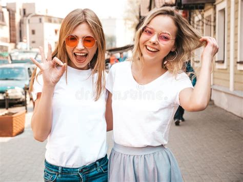 Zwei Junge L Chelnde Blonde Frauen Des Hippies In Wei Er Kleidung T Shirt Des Sommers Stockfoto