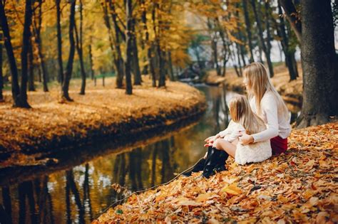 Famille Mignonne Et élégante Dans Un Parc En Automne Photo Gratuite