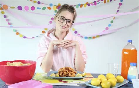 Обои милая девушка Porn Star sweet girl девушка в очках Porn