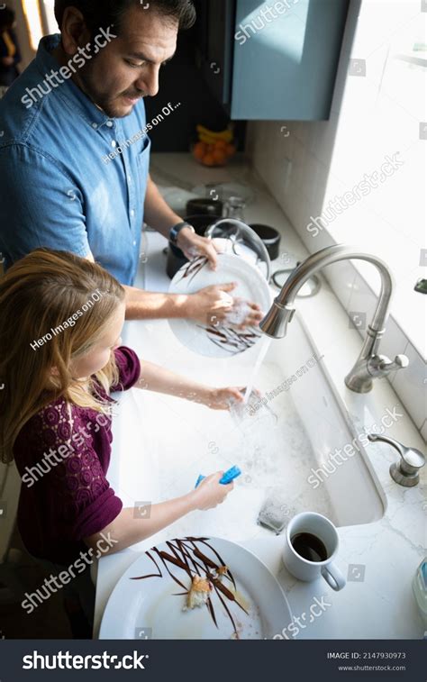 Im Genes Fotos De Stock Objetos En D Y Vectores Sobre Madre Latina Lavando Ropa