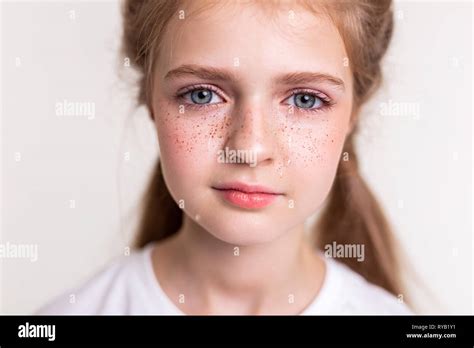 Fillette Blonde Nattes Banque De Photographies Et Dimages Haute R Solution Alamy