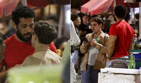 Vivendo romance gay em Terra e paixão atores curtem noite do Rio e mostram sintonia fora de cena