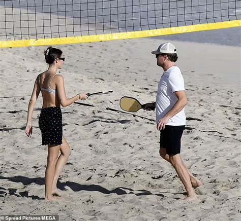 Người mẫu mặc bikini chơi Pickleball cùng bạn trai hơn 24 tuổi Saostar vn