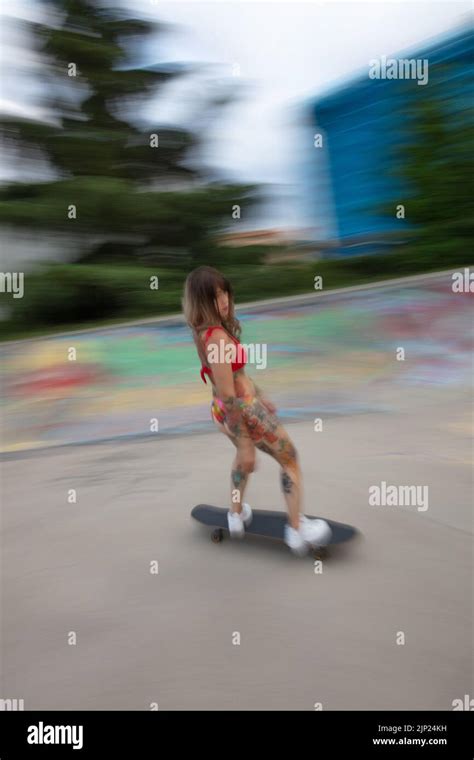 Ein Wundersch Nes T Towiertes Model Mit Skateboard Longboard Im Bikini Skateboarding Im