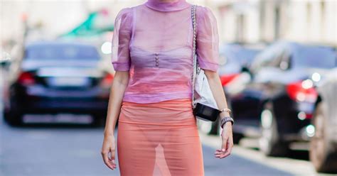 Tá na moda Veja fotos de como usar a lingerie à mostra no look do dia Purepeople