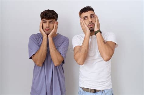 Couple Homosexuel Gay Debout Sur Fond Blanc Mains Fatiguées Couvrant La Dépression Faciale Et
