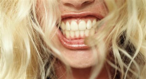 Une jolie blonde ça s énerve plus vite Grazia