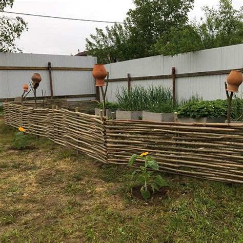 Плюсы и минусы плетенного забора: пошаговая инструкция