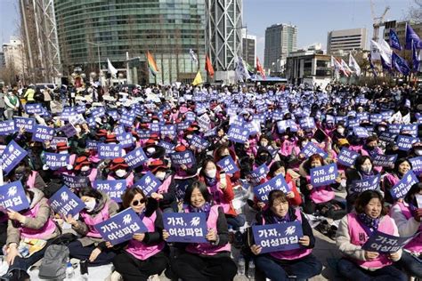 Women Are Reacting To The B Movement No Sex No Marriage And No