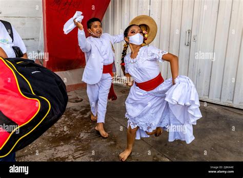 Los Ni Os Bailarines Practican La Danza Marinera Antes De Participar En