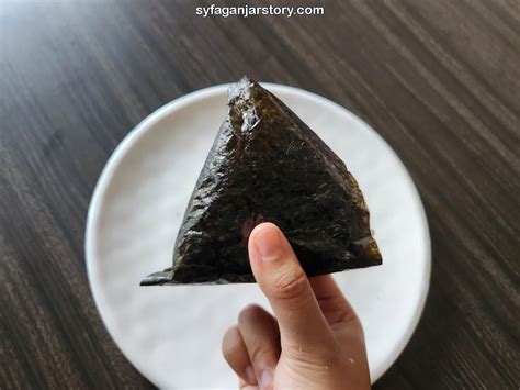 buka  makan onigiri indomaret  benar