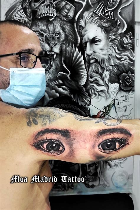 Tatuaje De Ojos Muy Realistas En El Tr Ceps Moa Madrid Tattoo