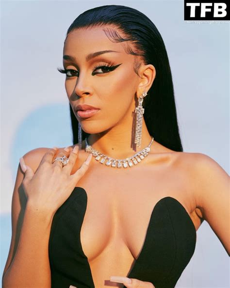Doja Cat Flaunts Her Tits At The Billboard Women In Music