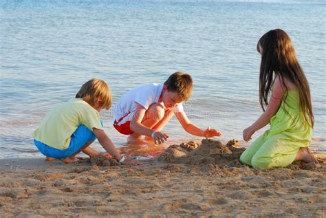 Enfants Jouant Sur La Plage Image Stock Image Du Soeur Fille 2632833