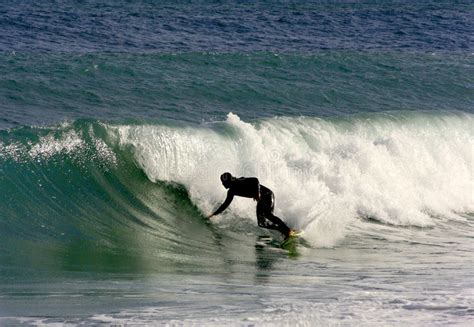 Practicar Surf Las Ondas Imagen De Archivo Imagen De Tubo 1670197