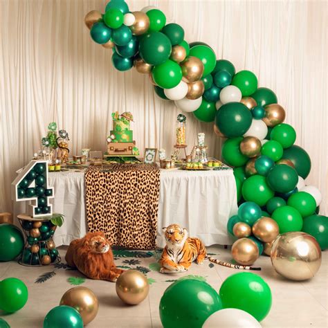 anniversaire theme jungle safari  ans vert dore chic sweet tablez