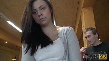 HUNT4K Morena chupa polla y da coño para ser perforada por dinero en efectivo XVIDEOS