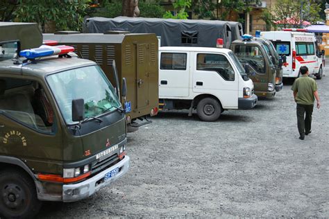 Ảnh Hot girl Ngọc Miu lưu luyến vẫy chào con trai từ xe bít bùng