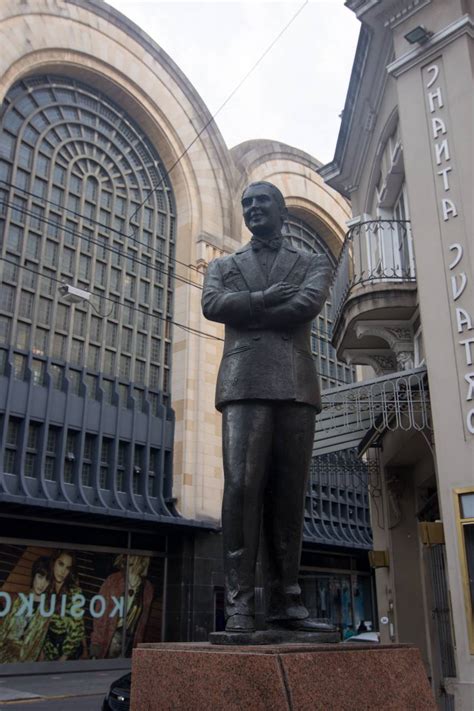 Imagen De Estatua De Carlos Gardel Y Fachada Del Abasto Shopping En