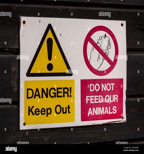 Danger Keep Out Do Not Feed Our Animals Sign At Zoo Stock Photo Alamy