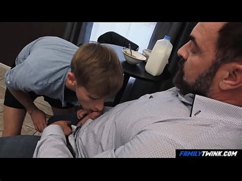 FamilyTwink Une détente bien méritée après une journée stressante au travail XVIDEOS