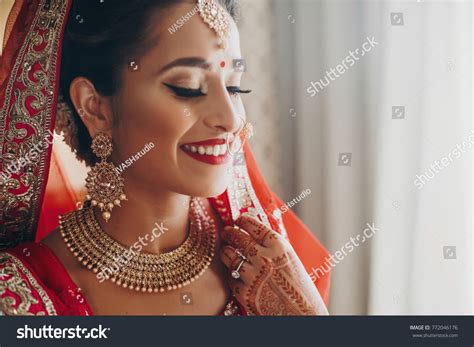 Stunning Indian Bride Dressed Hindu Red Stock Photo 772046176