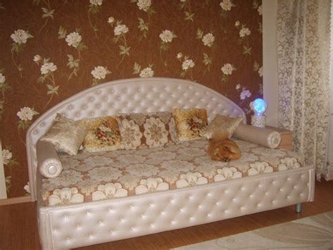 Современная новая кровать и кухонный диванчик из старых кроватей ...