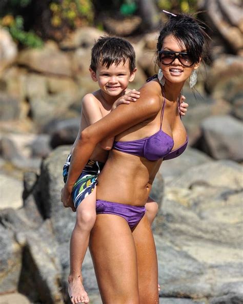 Hot Sexy Farah Quinn Bikini Pics