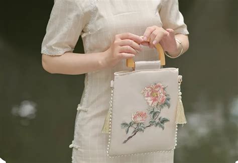 Women S Hand Embroidery Bag Wooden Handle Handbag Fashion Hanfu