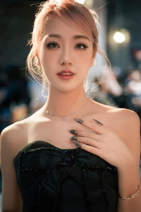 Bất ngờ về Việt Nam hot girl Phoanh Charmmie khoe hình ảnh xinh đẹp nóng bỏng khiến cộng đồng