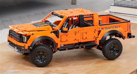 Zabawka wagi ciężkiej - Ford F150 Raptor z klocków Lego