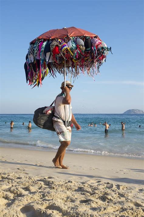 Bikini Verkäufer Ipanema Strand Rio De Janeiro Morning Scene Redaktionelles Stockfotografie