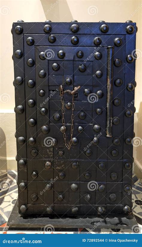 Старый сейф с 2 ключами редакционное стоковое изображение. изображение ...