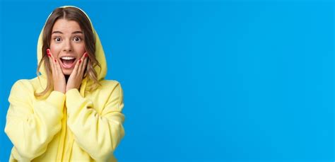 Portrait En Gros Plan D une Fille Blonde Impressionnée Et Fascinée Dans Le Capot Réagit à Une