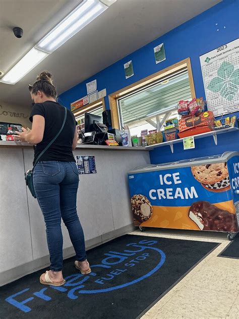 Super Thick Brunette Milf PAWG Booty Tight Jeans Tight Jeans Forum