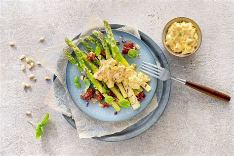 Gebratener grüner Spargel mit mildem Eiersalat Rezepte HOMANN Salate