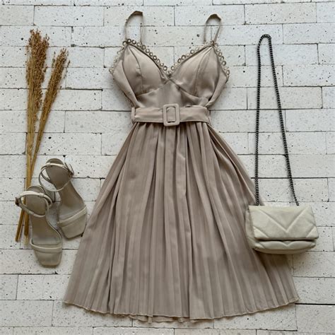 VESTIDO PLISSADO CINTO E GRIPIER NO DECOTE NUDE Dondoca Moda Feminina