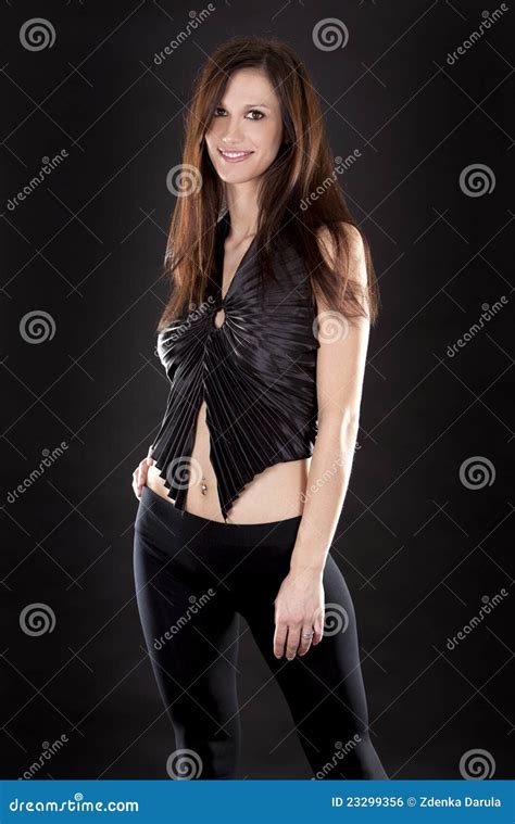 Brunette Im Schwarzen Stockfoto Bild Von Zauber Br Nette