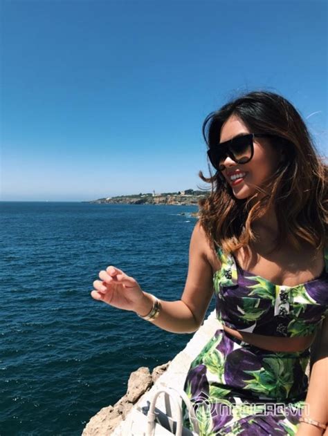 Hot girl và hot boy Việt Bà Tưng diện bikini gợi cảm em