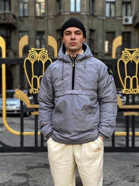 Купить Мужской Анорак Stone Island с Патчем в Сером Цвете с Капюшоном ...