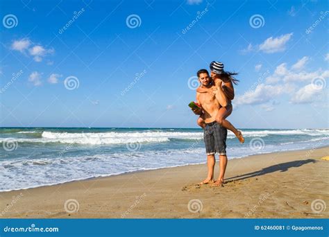 Pares Jovenes Atractivos En Bikini Y Pantalones Cortos En Imagen De Archivo Imagen De Amor