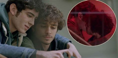 Rai Censura Bacio Gay Dalla Fiction Un Professore La Polemica Dal Web Spyit