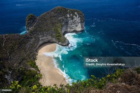 kelingking beach  trex head shape cliff  nusa penida bali white