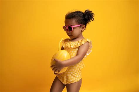 Tragender Bikini des netten Mädchens Kostenlose Foto