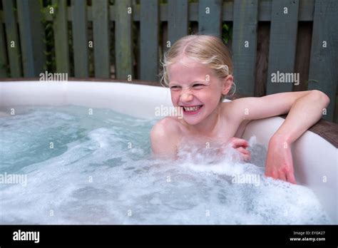 Jeune fille blonde dans un bain à remous jacuzzi Photo Stock Alamy