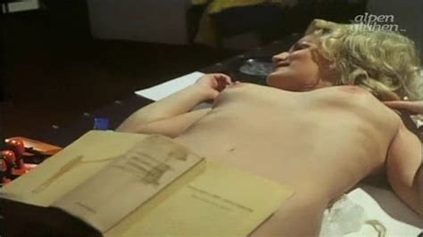 Naked Birgit Bergen in Wo der Wildbach durch das Höschen rauscht Witwen Report