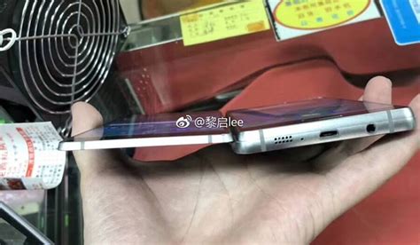 Появились фотографии раскладного смартфона Samsung с двумя экранами ...